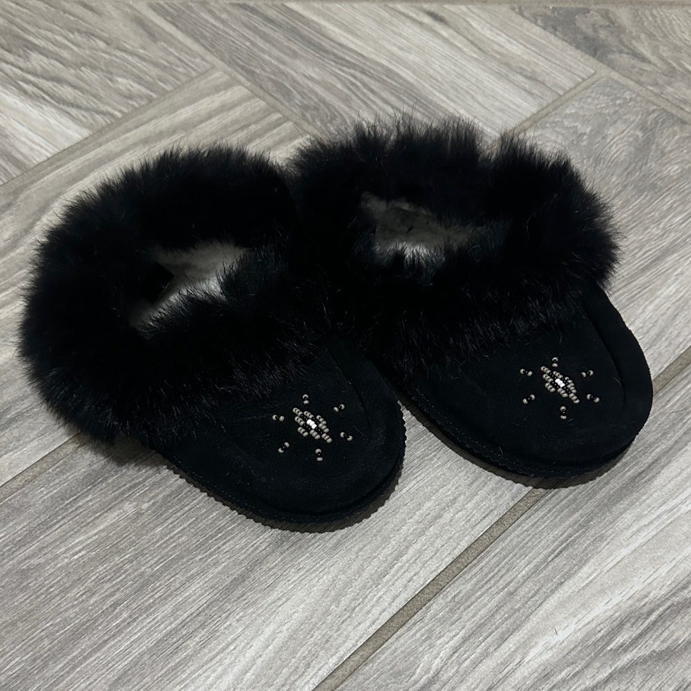 Manitoba Mukluk Cozy Black Kids Slippers with Faux Fur Trim Size 9-10